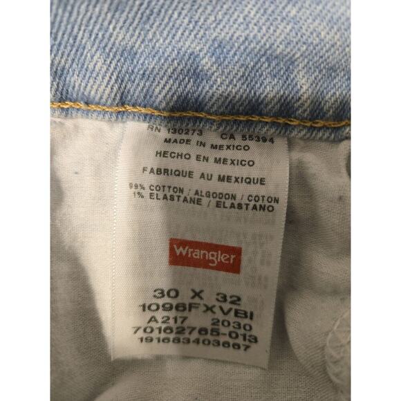 Wrangler Premium Quality Men’s Light Wash Straight Jeans Size 30x32 Denim - Picture 7 of 7